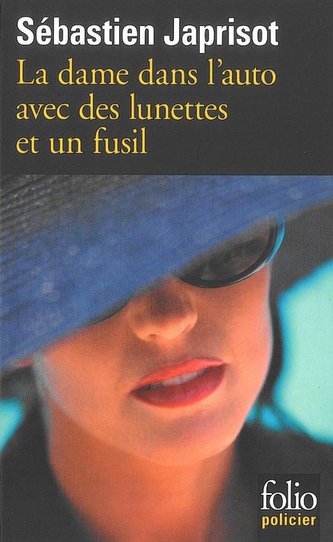 La dame dans l'auto avec des lunettes et un fusil La dame dans l'auto avec des lunettes et un fusil