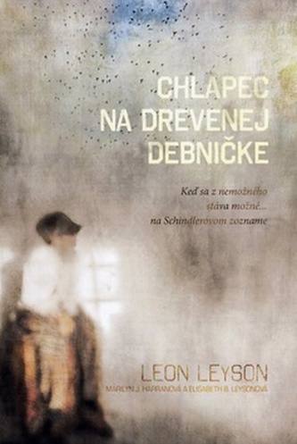Chlapec na drevenej debničke Chlapec na drevenej debničke