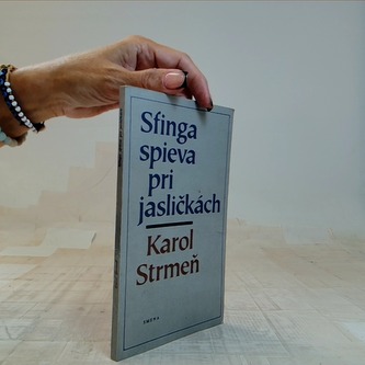 sfinga spieva pri jasličkách