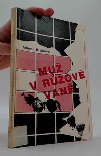 Muž v růžové vaně