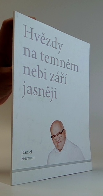 Hvězdy natemném nebi září jasněji