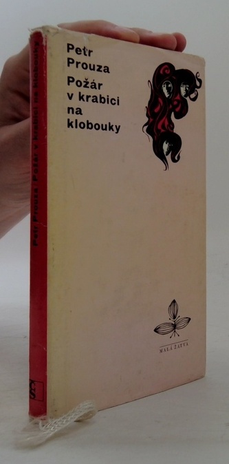 Požar v krabici na klobouky