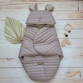 Prošívaný fusák do autosedačky s kapucí a bavlněnou podšívkou, mocca/hnědá