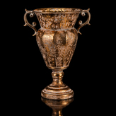 Zlatý pohár - kovový dekorační obal na květiny.