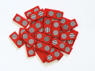 Domino-červený kámen, černá grafika