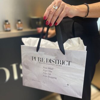 PURE DISTRICT ORIGIN Dárková papírová taška peří