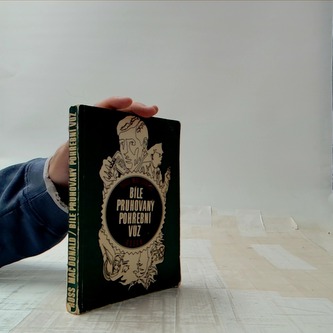 Bíle pruhovaný pohřební vůz