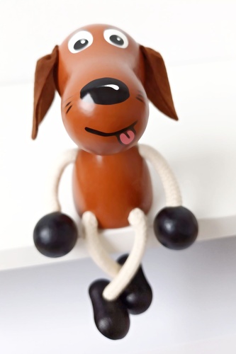 Hnědý pejsek - dřevěná figurka