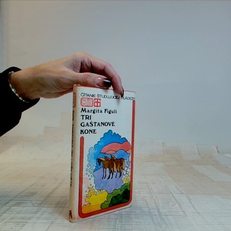 Tři gaštanové kone