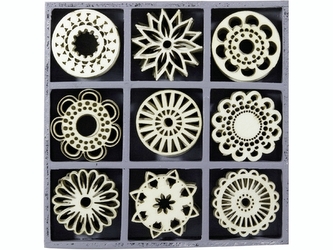 Dřevěné ozdoby v boxu 45ks - ornament - 9 motivů po 5 ks, rozměr motivu: 3x3cm.
