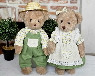 Pár plyšových medvědů v zahradním outfitu