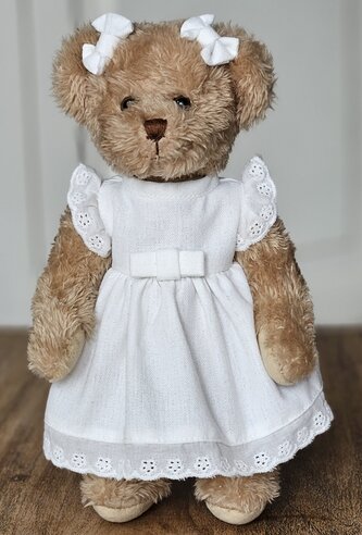 Plyšový medvěd v bílých šatech