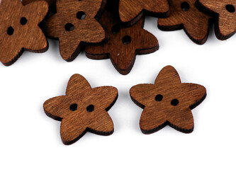 Dřevěný knoflík velikost 28" hvězda - 50 ks - 2 přírodní tm.