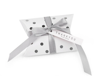 Papírová krabička se stuhou a visačkou 6,5x9 cm puntíky - 10 ks - 1 bílá stříbrná Papírová krabička se stuhou a visačkou 6,5x9 cm puntíky - 10 ks - 1 bílá stříbrná