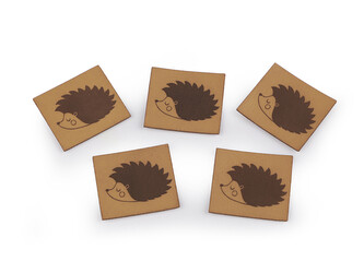 Nášivka / štítek z eko kůže - zvířátka - 5 ks - 2 hnědá přírodní ježek