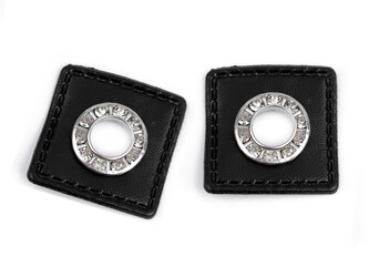 Průchodka s broušenými kamínky s koženkovým čtverečkem k našití, průvlek 8 mm - 20 ks - 2 černá