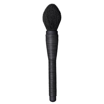 NARS Kabuki štětec (Mie Kabuki Brush) woman