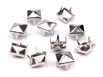 Cvočky na oblečení 7x7mm pyramida - 500 ks - 1 nikl