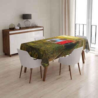 Ubrus Červená tramvaj v lese: 130x170 cm Ubrus Červená tramvaj v lese: 130x170 cm