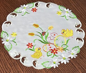 Velikonoční vyšívaný dekorační ozdobný ubrousek KUŘÁTKA O  40 cm Mybesthome
