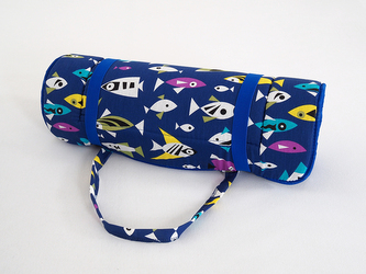 B.E.S. - Petrovice, s.r.o. Plážové lehátko v ruličce - modré s černobílými rybkami