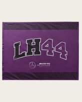 Mercedes AMG Petronas F1 vlajka Lewis Hamilton fialová