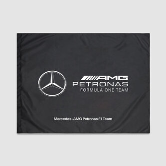 Mercedes AMG F1 fanouškovská vlajka s logem