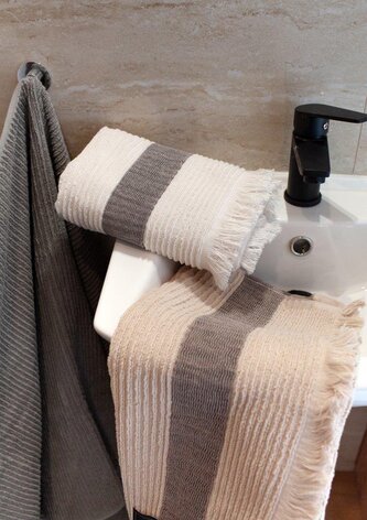 RĘCZNIK Z FRĘDZLAMI FALA 70X140 FROTTE SZARY 500 gsm BAW.