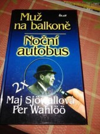 Muž na balkoně Noční autobus
