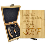 Dárková sada na víno Nikdo neví, co tady dělám, ale každý mi říká šéf: 147×168×49 mm