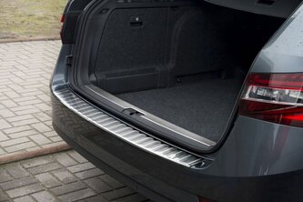 Ochranná lišta hrany kufru Škoda Superb III. 2015-2024 (combi, matná) Ochranná lišta hrany kufru Škoda Superb III. 2015-2024 (combi, matná)