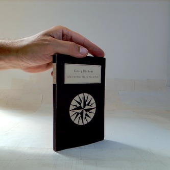 Mír chýším! Valku palácům!