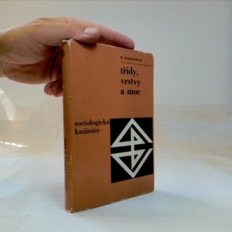 Třídy, vrstvy a moc