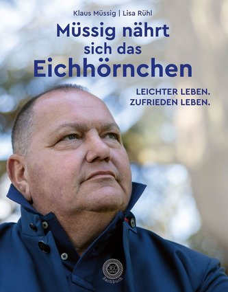 Müssig nährt sich das Eichhörnchen Müssig nährt sich das Eichhörnchen