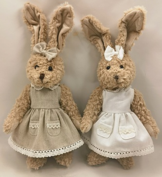 Pár plyšových zajíců v šatičkách