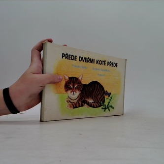Přede dveřmi kotě přede