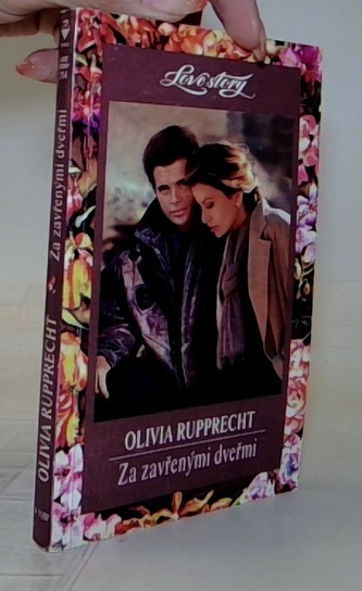 Za zavřenými dveřmi