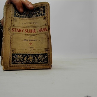 Starý sluha. - Hana.