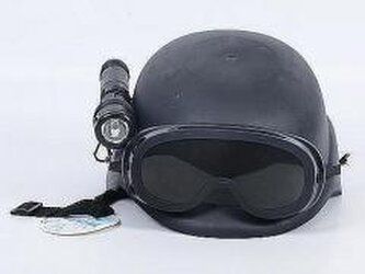 Hełm policyjny z latarką