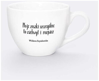 Kubek biały z uchem 500ml Wisława Szymborska Znaki Szczególne, Nadwyraz Kubek biały z uchem 500ml Wisława Szymborska Znaki Szczególne, Nadwyraz