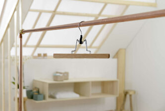 Ramínko na kalhoty a sukně Compactor z přírodního dřeva, 25 x 2 x 15,8 cm