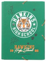 Složka s klopami Stranger Things: Střední škola Hawkins (26 x 34 x 2 cm)
