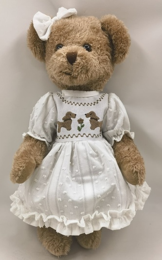 Plyšový medvěd v béžových šatičkách