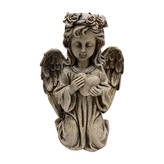 Polyresinový šedý klečící anděl držící srdce, 24 x 17,5 cm