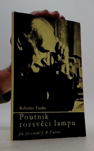 Poutník rozsvěcí lampu