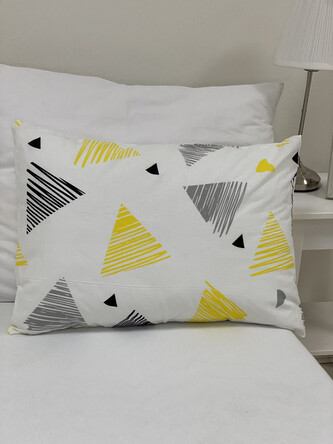 B.E.S. - Petrovice, s.r.o. Bavlněný potah na polštářek 50x70 - vzor Triangle B.E.S. - Petrovice, s.r.o. Bavlněný potah na polštářek 50x70 - vzor Triangle
