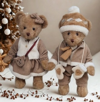 Pár plyšových medvědů v béžovém zimní oblečku