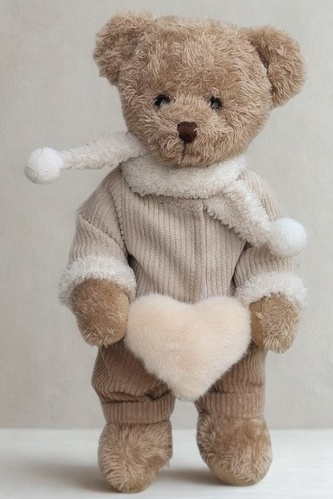 Plyšový medvěd v béžovém overalu se srdíčkem