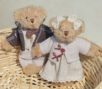 Pár medvídků v anglickém venkovském stylu