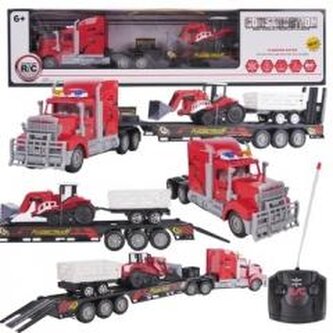 Ciężarówka z traktorem i przyczepką